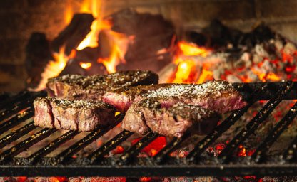 Un barbecue en briques peut être installé dans un pavillon de jardin.