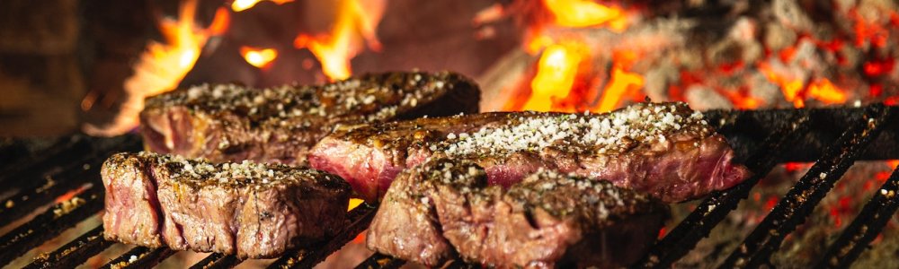 Una barbacoa de ladrillo puede estar en un cenador del patio trasero